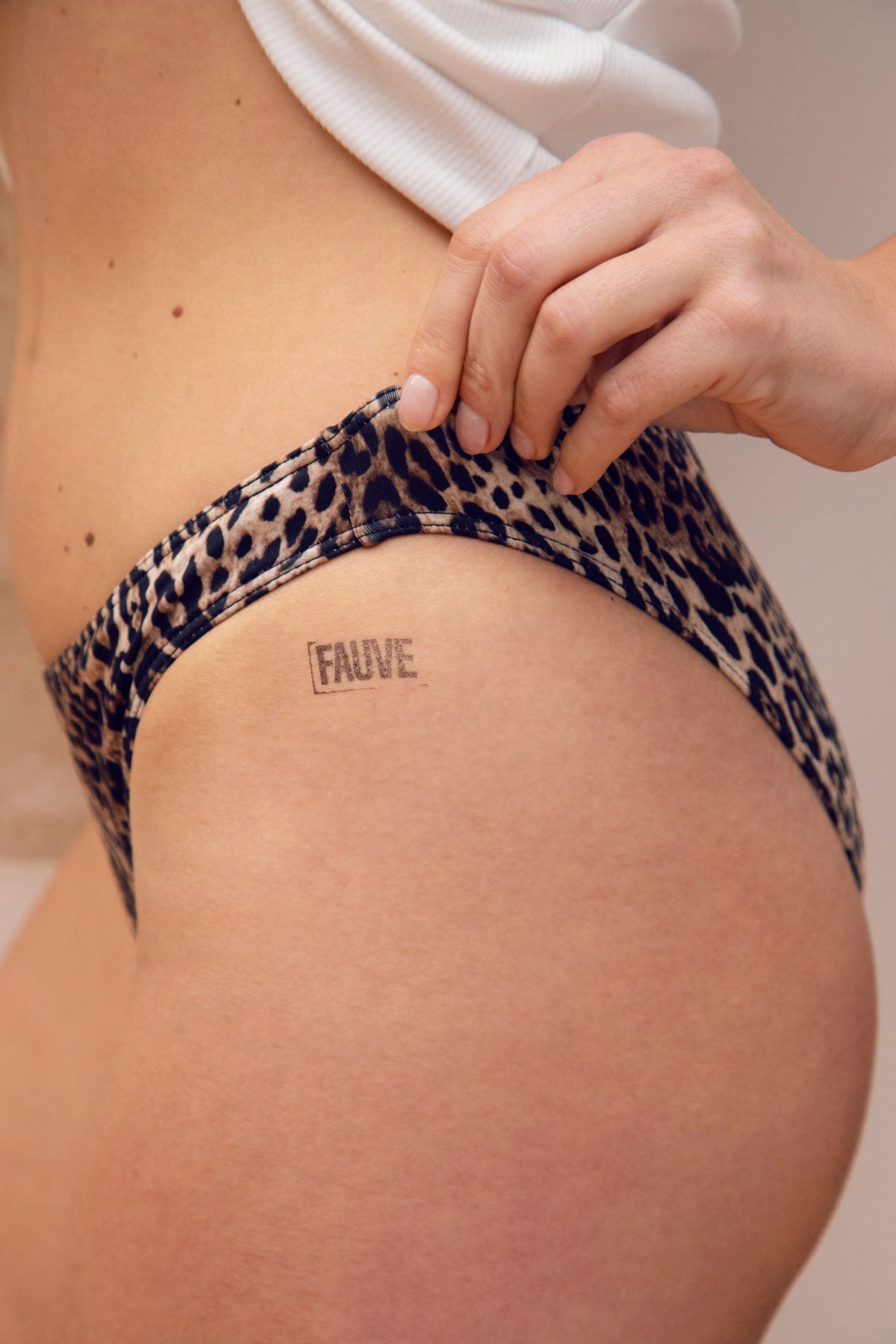 Hanche d'une femme avec le logo Fauve Image