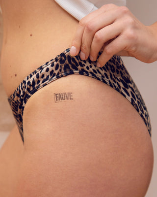 Hanche d'une femme avec le logo Fauve