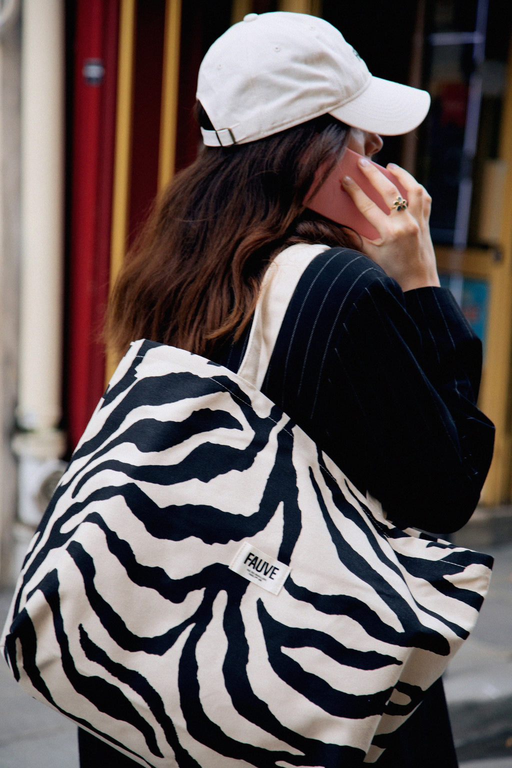 Sac Cabas et Casquette Fauve portés