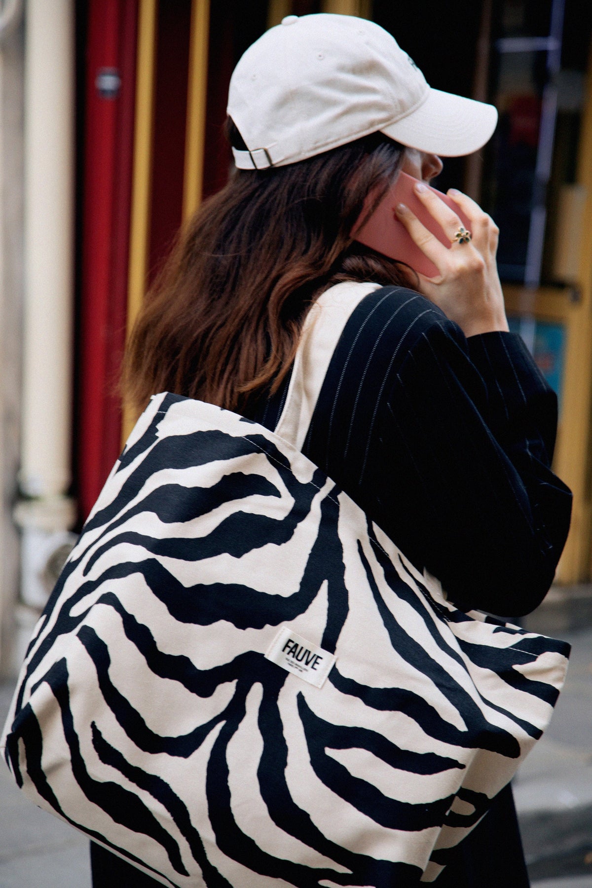 Sac Cabas et Casquette Fauve portés
