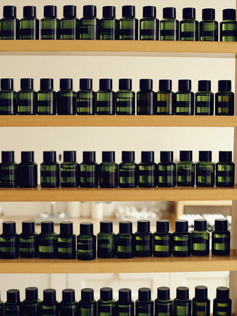 Flacons de parfums sur l'étagère de notre parfumeur