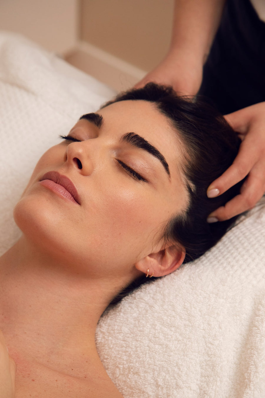 Massage du cuir chevelu lors du Grand Soin au Studio Fauve
