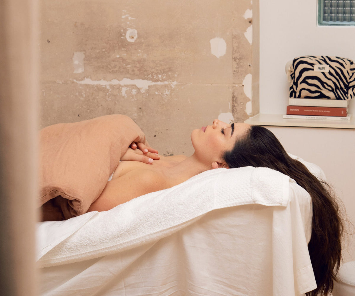 Cliente allongée en cabine de soin au Studio Fauve, Paris 3
