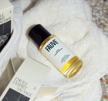 L'Huile à l'Esprit Sauvage sur une serviette